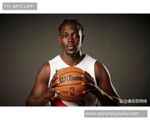 开拓者官方分享凯勒布乐福离开球馆时携篮球的温馨瞬间 开拓者官方分享凯勒布乐福离开球馆时携篮球的温馨瞬间