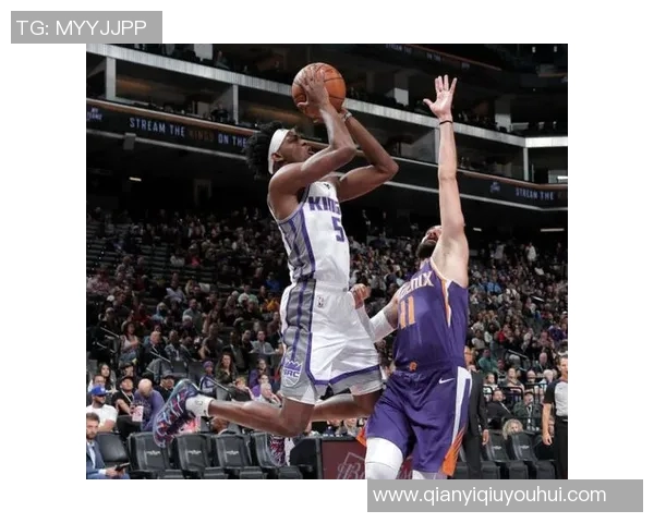 福克斯强调面对太阳需增强身体对抗保持进攻主动性才能逆转局势 福克斯强调面对太阳需增强身体对抗保持进攻主动性才能逆转局势